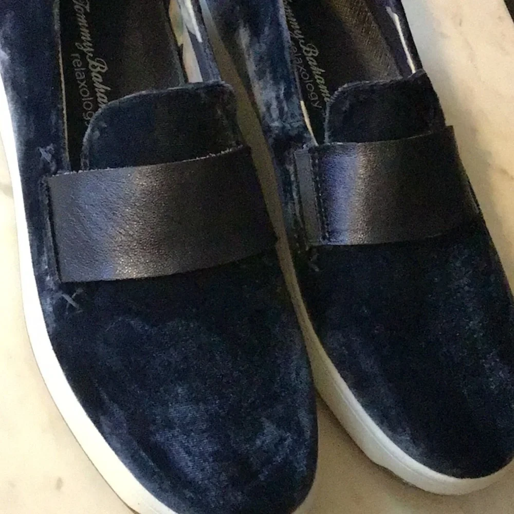 NWOT Tommy Bahama Cove Floral Relaxology Blue Slip-Ons